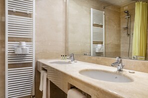 Dusche, kostenlose Toilettenartikel, Haartrockner, Handtücher