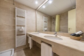 Dusche, kostenlose Toilettenartikel, Haartrockner, Handtücher