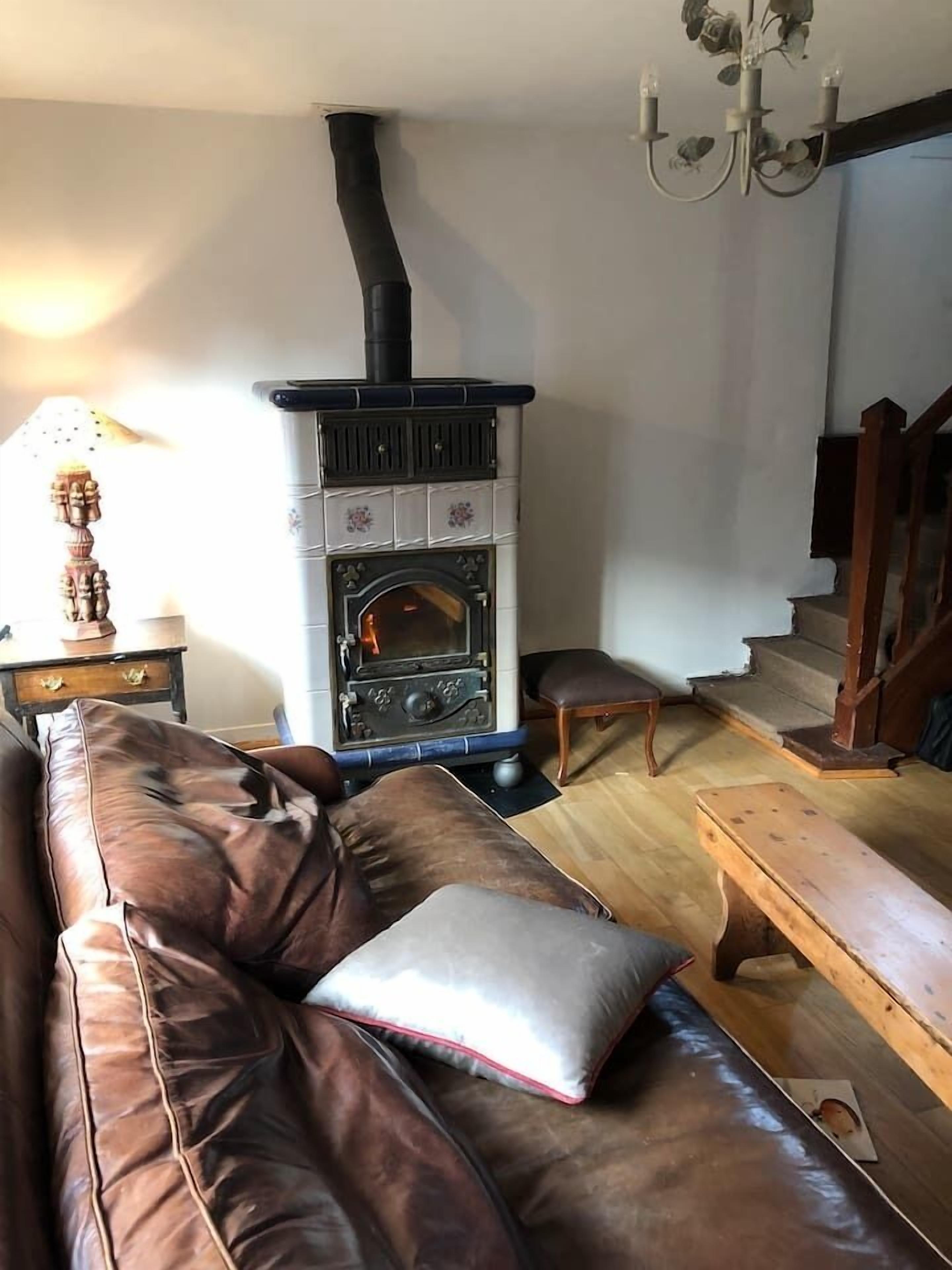 Fernseher, Kamin, Stereoanlage