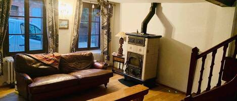 Televisión, chimenea y estéreo