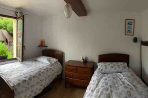 3 bedrooms, iron/ironing board, WiFi, bed sheets
