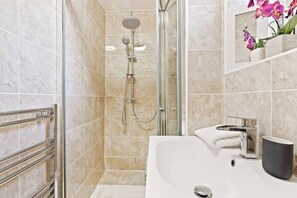 Dusche, Haartrockner, Shampoo