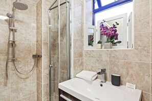 Shower, hair dryer, shampoo - Beautifully Presented 2BD House, South East London (London)