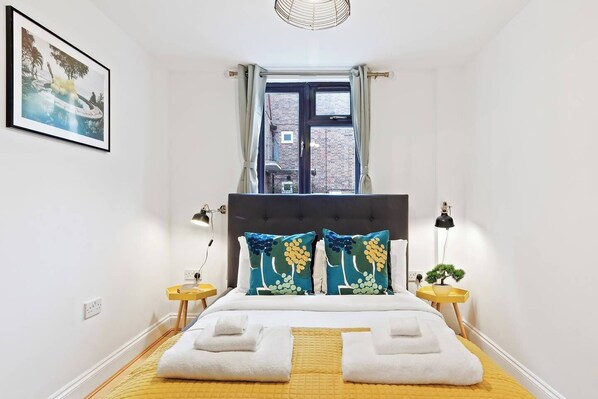 2 bedrooms, iron/ironing board, internet, bed sheets