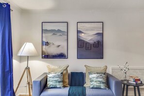 TV - Stylish 4BD Home with Garden Near Kennington (London)