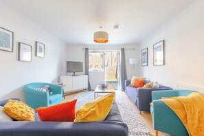 TV - Stylish 4BD Home with Garden Near Kennington (London)