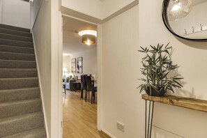 Interior - Stylish 4BD Home with Garden Near Kennington (London)