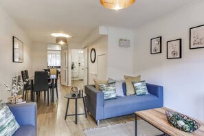 TV - Stylish 4BD Home with Garden Near Kennington (London)