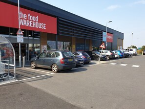 Property grounds - Exquisite 4 - Bed Whole House (Private Bath, Modern Kitchen, Free Parking, WiFi) (Sittingbourne)