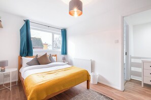 3 habitaciones, tabla de planchar con plancha, cuna de viaje y internet