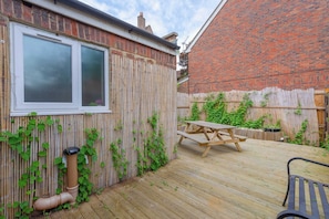 Outdoor dining - Bright 3BD Home with Patio, near London Landmarks (London)