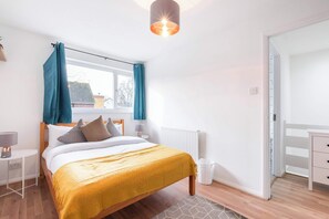 3 chambres, fer et planche à repasser, lit de bébé portatif