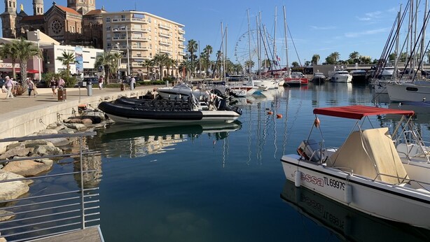 A marina with boats docked, a large building with domed architecture, and a clear blue sky. - T2 45m2 with garden, Air conditioning, Parking, Quiet, Comfortable, Beach 800m (Saint-Raphaël)