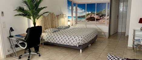 1 soverom, skrivebord, strykejern/-brett og reiseseng for barn