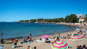 A crowded beach with people sunbathing and swimming. - T2 45m2 with garden, Air conditioning, Parking, Quiet, Comfortable, Beach 800m (Saint-Raphaël)
