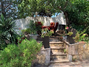 Outdoor dining - Detached 45m2 T2 with small garden - Air cond, Parking, Quiet,Beach,All comforts. (Saint-Raphaël)