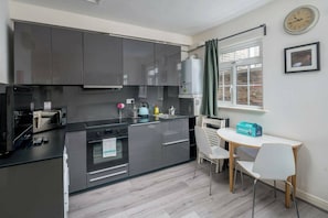 Microwave, oven, cookware/dishes/utensils, dining table - Modern 2BDR City Retreat Angel & Shoreditch Border (London)