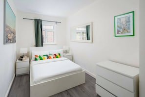 2 bedrooms, iron/ironing board, internet, bed sheets - Modern 2BDR City Retreat Angel & Shoreditch Border (London)