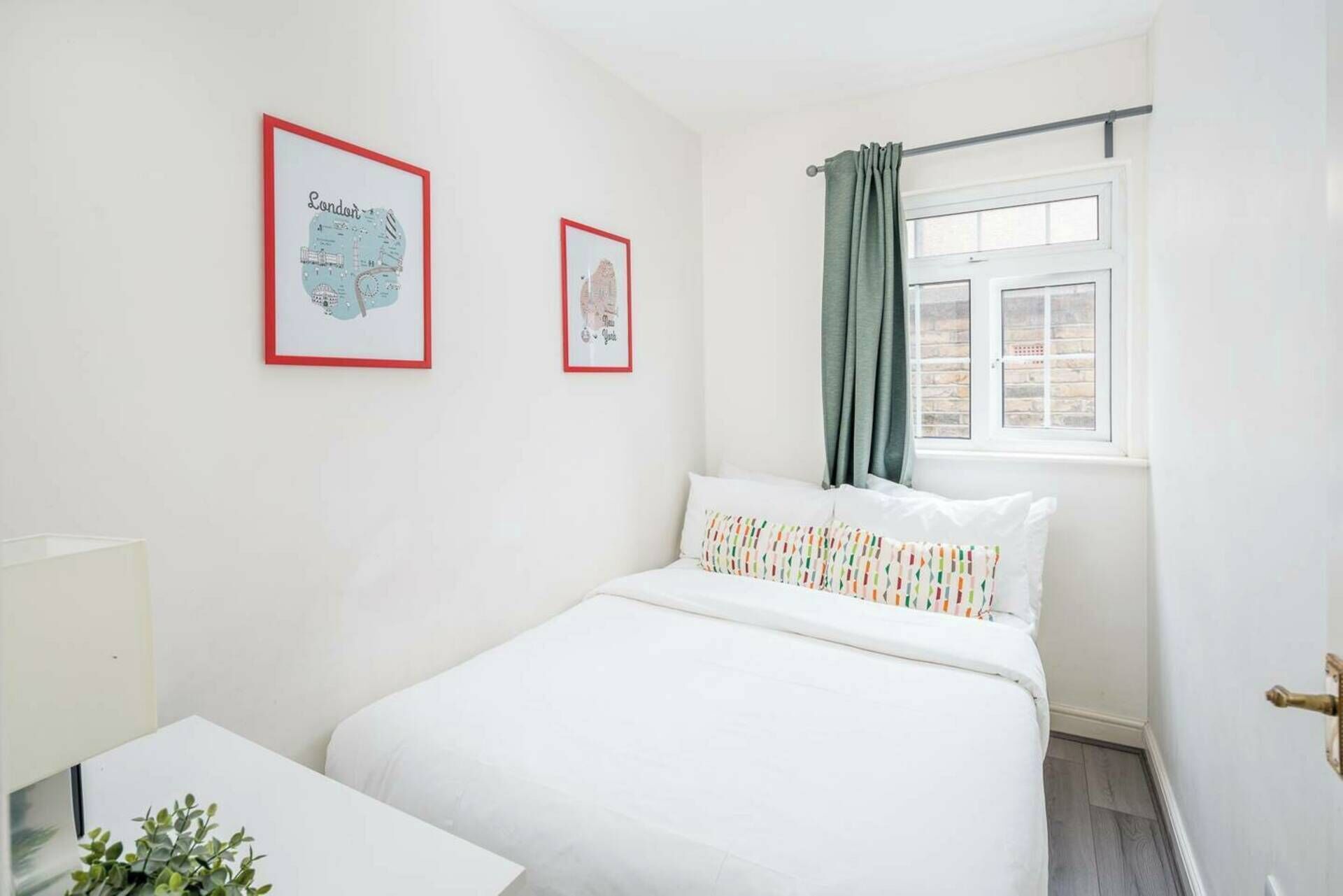 2 slaapkamers, een strijkplank/strijkijzer, internet, beddengoed