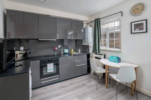 Microondas, horno, utensilios de cocina y comedor 