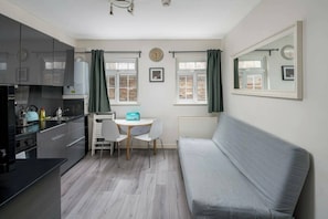 TV - Modern 2BDR City Retreat Angel & Shoreditch Border (London)