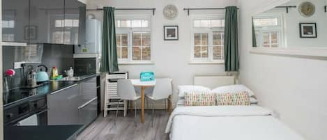 2 bedrooms, iron/ironing board, internet, bed sheets