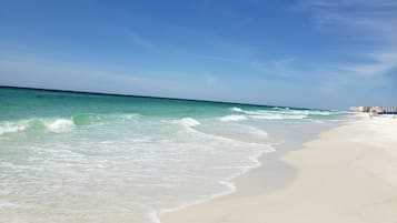 På stranden og solsenger