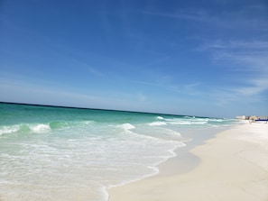 Plage, chaises longues