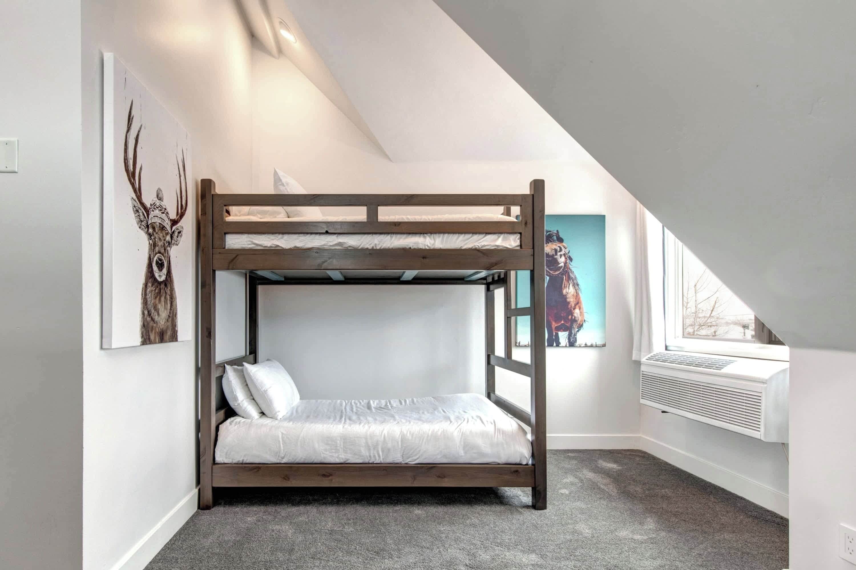 10 quartos, ferros/tábuas de passar roupa, Wi-Fi, roupa de cama