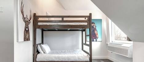 10 quartos, ferros/tábuas de passar roupa, Wi-Fi, roupa de cama