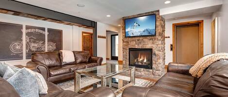 Fernseher, Kamin, Stereoanlage