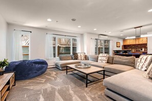 Televisión, chimenea y estéreo