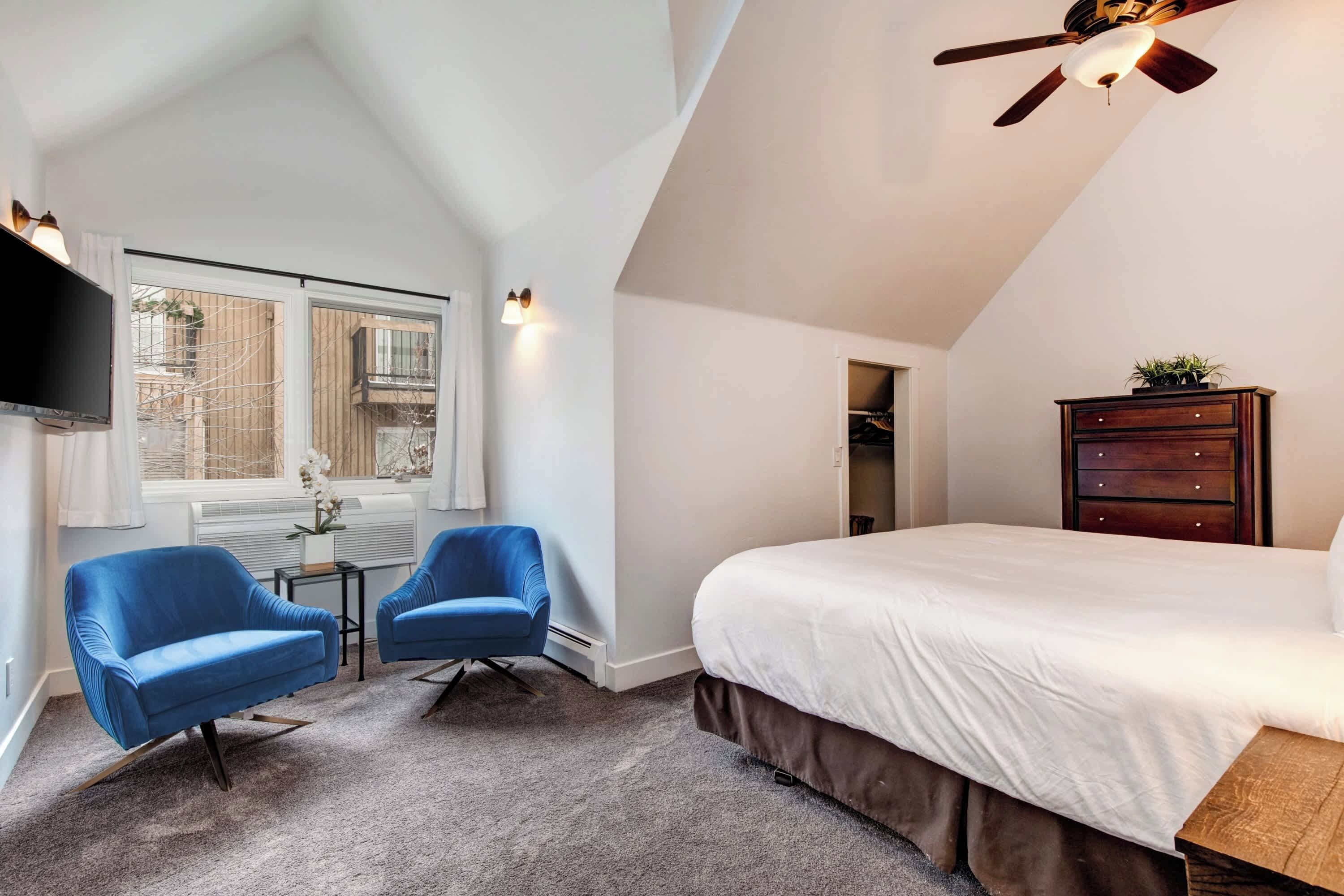 10 habitaciones, tabla de planchar con plancha, wifi y ropa de cama 