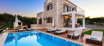 Dimokritos Villa III, a homestay experience