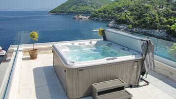 Private spa tub
