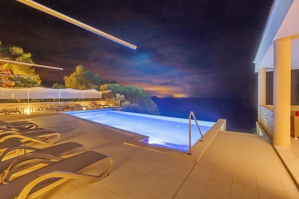 Chambre double (Double Room with Terrace ( 3 )) | Piscine | 8 piscines extérieures, piscine à débordement, chaises longues