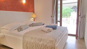 Quadruple Room (Quadruple Room with Terrace ( 1 )) | 8 bedrooms, free WiFi