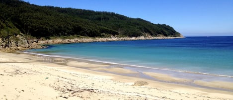 Perto da praia, espreguiçadeiras 