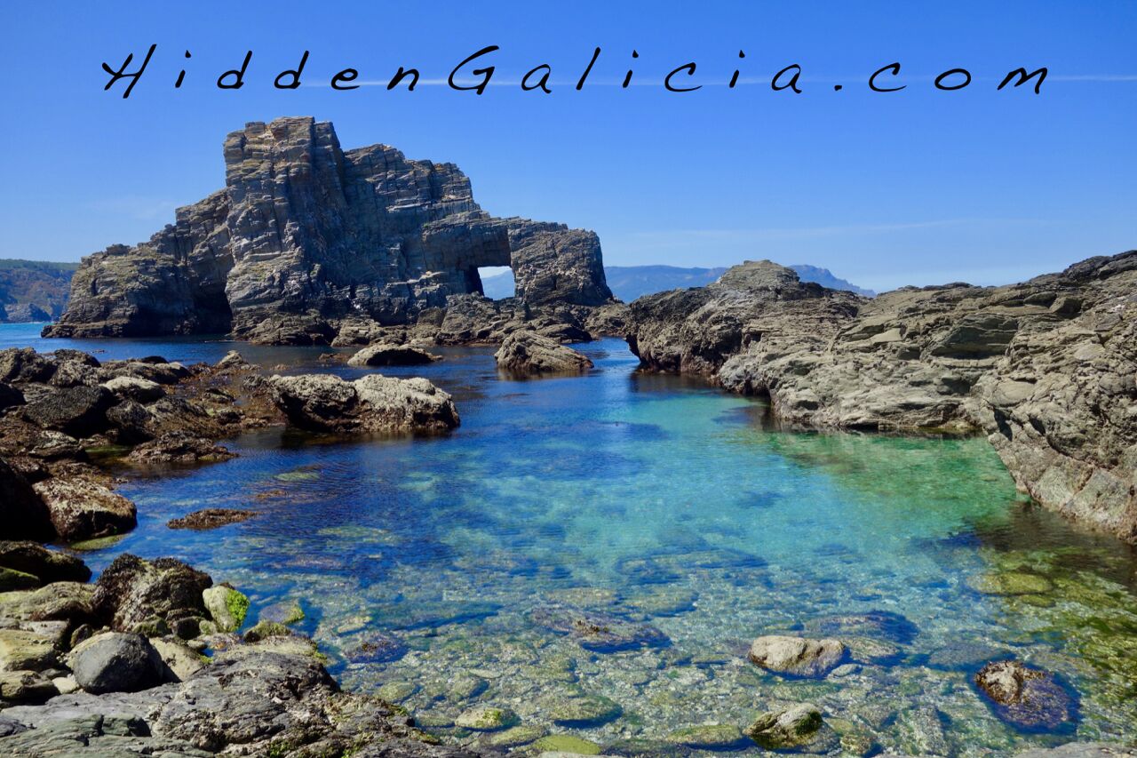 Playa en los alrededores y camastros 