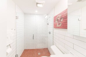 Een douche, een haardroger, handdoeken, zeep