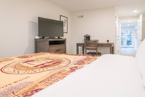 1 slaapkamer, een strijkplank/strijkijzer, gratis wifi, beddengoed