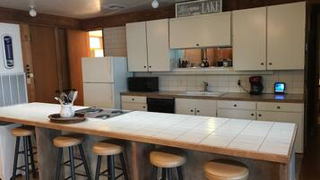 Full-sized fridge, microwave, oven, stovetop