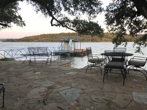 Outdoor dining - Hillside Hideaway at PK (Graham)
