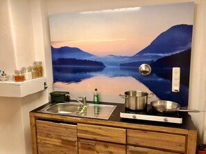 Kühlschrank, Ofen, Herdplatte, Wasserkocher mit Kaffee-/Teezubehör