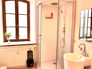 Dusche, Haartrockner, Handtücher, Seife