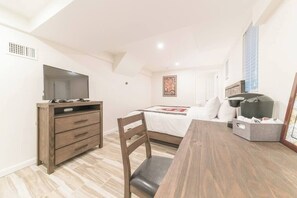 1 chambre, fer et planche à repasser, accès au Wi-Fi (inclus)
