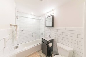 Baignoire, séchoir à cheveux, shampooing