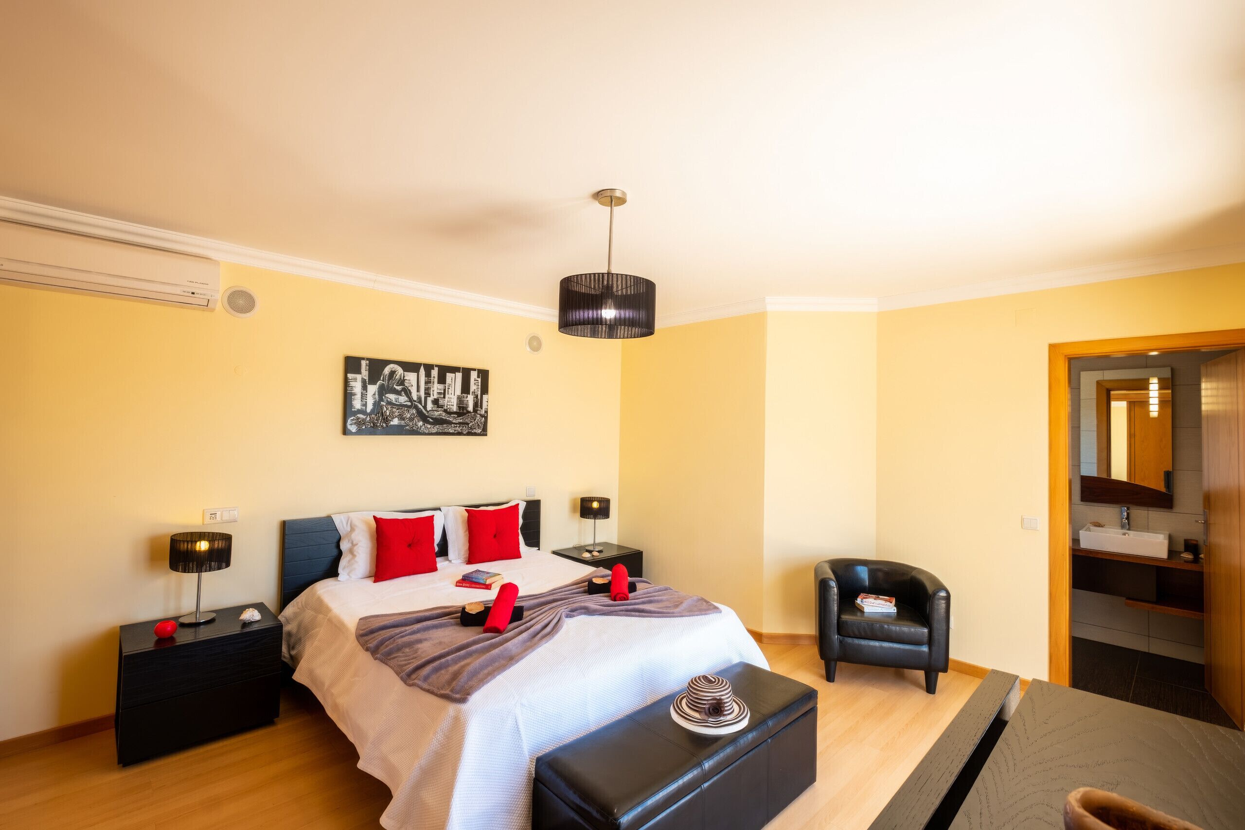 4 slaapkamers, een strijkplank/strijkijzer, gratis wifi, beddengoed