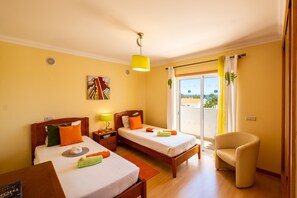 4 habitaciones, tabla de planchar con plancha y wifi gratis 