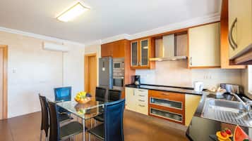 Coffee/tea maker, fridge, microwave, oven